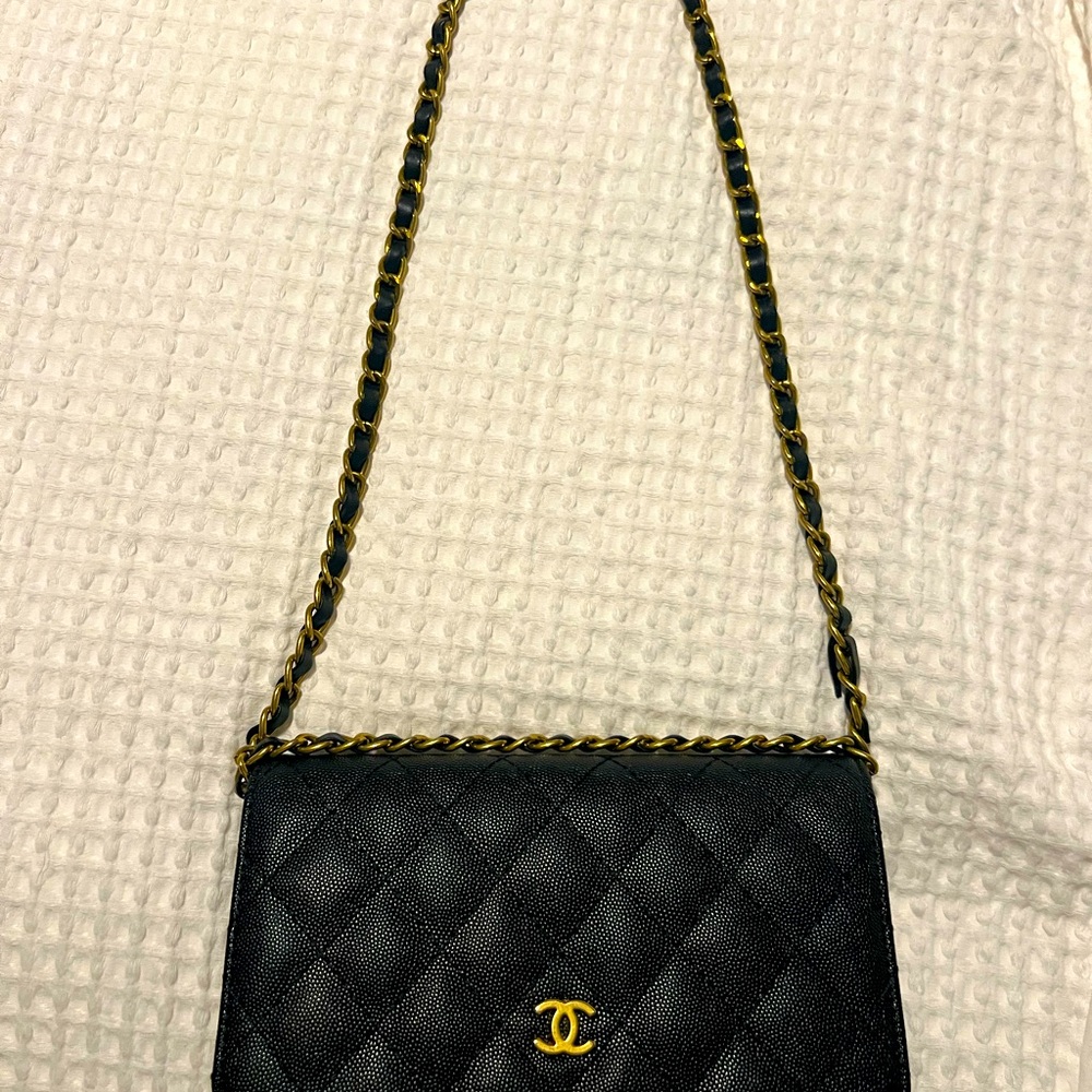 CHANEL Black Quilted Shoulder Bag with Gold Chain